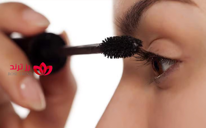 ۵ اشتباه رایج در استفاده از ریمل که باعث ریزش مژه ها میشود! + چطوری ریمل بزنیم